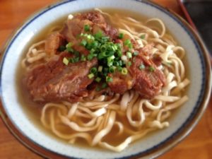 糸満老舗のそばと巨大迷路